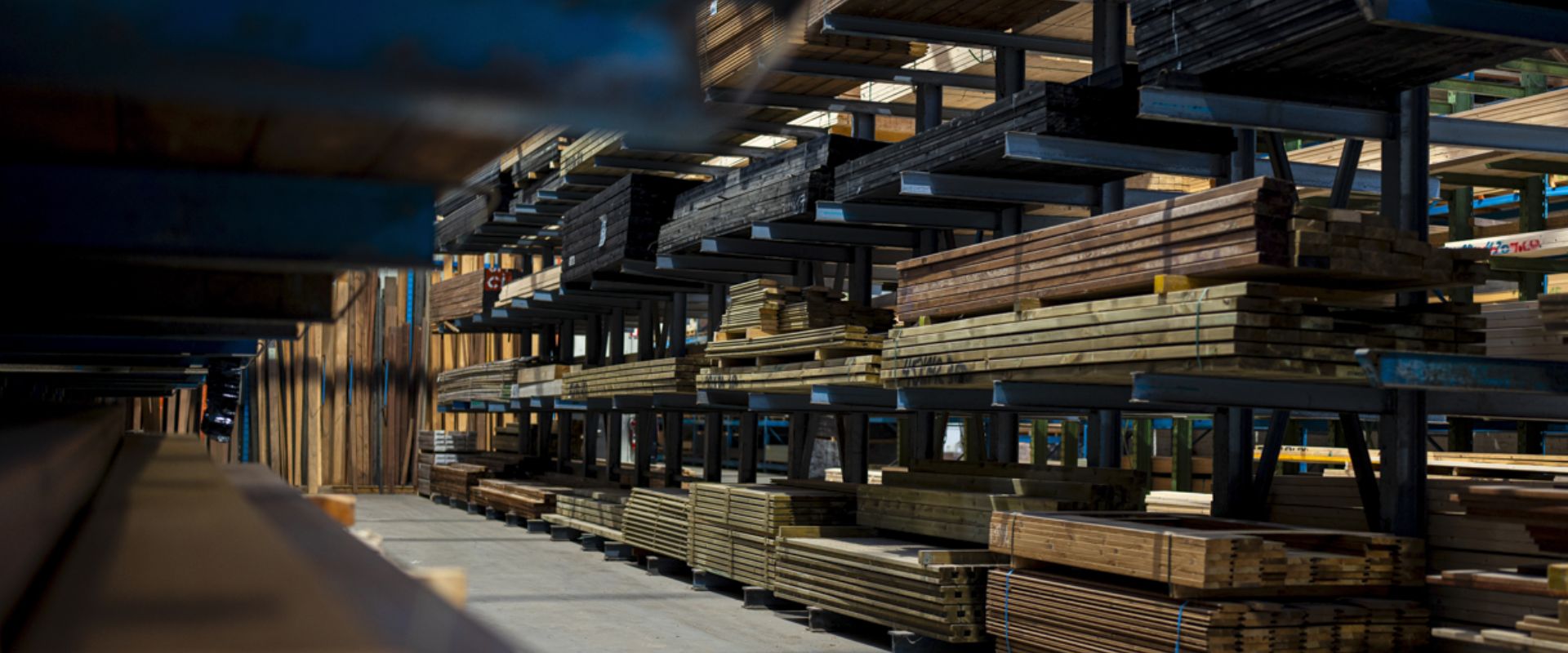 Un important stock de bois : bardages, panneaux à BL Wood Hornu (Mons)